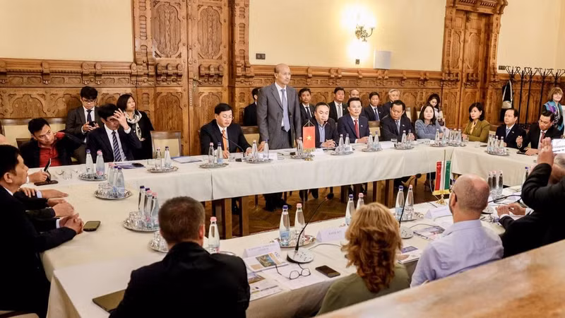 Las delegaciones de Tay Ninh y Thanh Hoa se reúnen con autoridades de la ciudad de Kaposvár. (Foto: Embajada de Vietnam en Hungría)