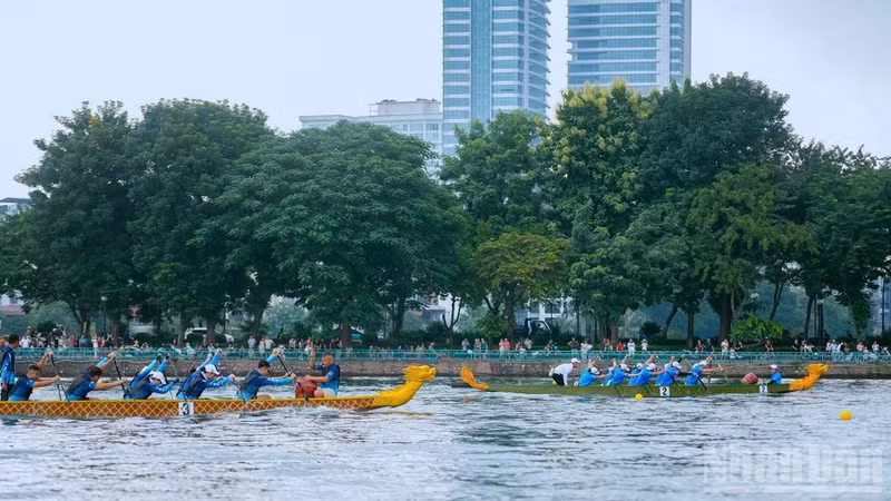 Los atletas protagonizan emocionantes competencias sobre las aguas del lago del Oeste.
