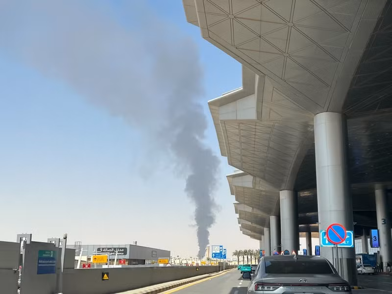 Se observa humo elevándose cerca del Aeropuerto Internacional Rey Khalid en Riad, Arabia Saudita, el 19 de septiembre de 2026. (Foto: VNA)
