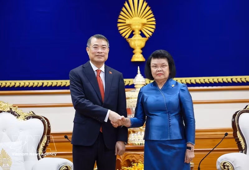 La presidenta de la Asamblea Nacional de Camboya, Khuon Sudary, y el primer ministro vietnamita, Le Minh Hung (Foto: VNA)