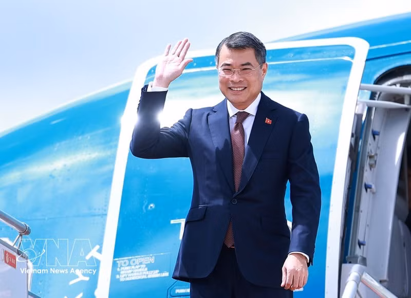 El primer ministro Le Minh Hung llega a Phnom Penh, dando inicio a su visita oficial a Camboya. (Foto: VNA)