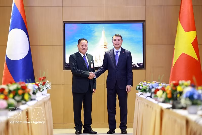 El primer ministro Le Minh Hung (derecha) y el vicepresidente del Frente de Laos para la Construcción Nacional (LFNC), Laopaoxong Navongxay. (Foto: VNA)