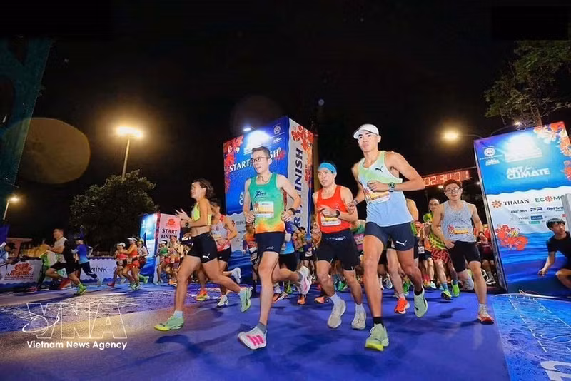 Atletas participan en la carrera Hai Phong Legacy Marathon 2026. (Foto: VNA)