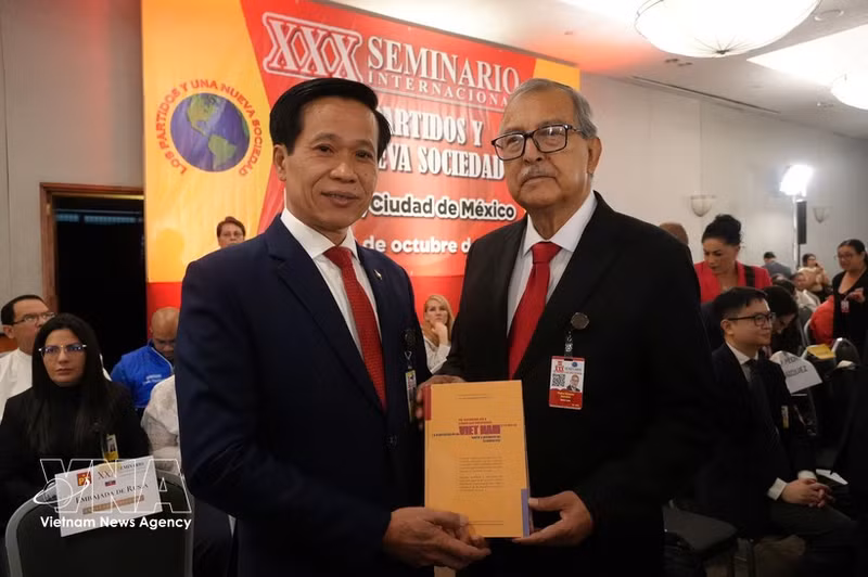 El subdirector de la Academia Nacional de Política Ho Chi Minh, Hoang Phuc Lam, entrega el libro "La aspiración de un Vietnam fuerte y próspero en la nueva era" al presidente de la Comisión de Relaciones Exteriores de la Cámara de Diputados de México, diputado Pedro Vázquez González. (Foto: VNA)