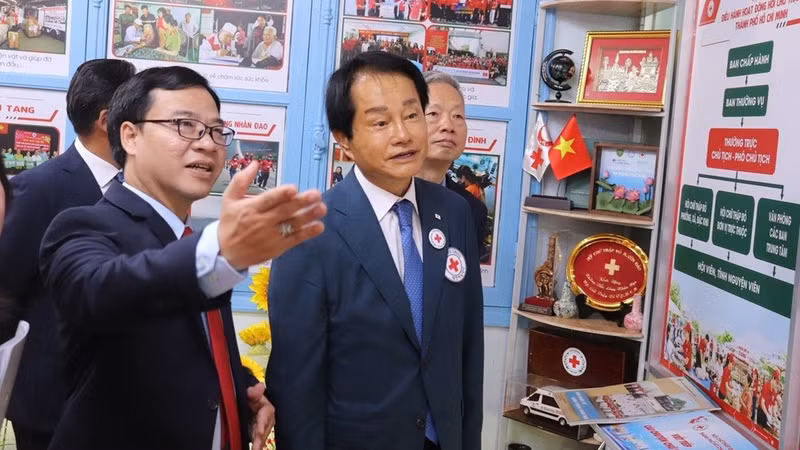 Una delegación de la Cruz Roja de Incheon (Corea del Sur), encabezada por su presidente, Cho Euiyoung, realiza una visita de trabajo a Ciudad Ho Chi Minh. (Foto: Nhan Dan)