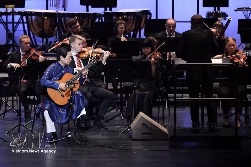 El artista Dang Ngoc Long y la Orquesta Sinfónica de Tubinga (Alemania) en el concierto "Una rapsodia de dos mundos" en el Teatro Ho Guom (Hanoi) en diciembre de 2025. (Foto: VNA)