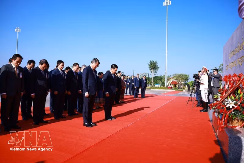 El primer ministro de Vietnam, Le Minh Hung, y su homólogo laosiano, Saleumxay Kommasith, visitan el Parque de la Amistad Laos-Vietnam en Vientián y depositan flores en homenaje a los extintos líderes de ambos países. (Foto: VNA)