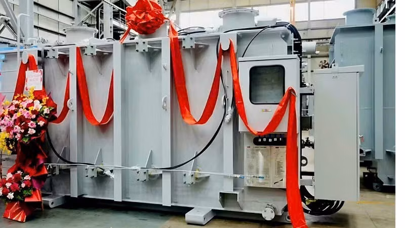 La empresa de Equipos Eléctricos de Cam Pha exporta su primer envío de transformadores a Filipinas el 28 de octubre de 2026. (Foto: QMG)