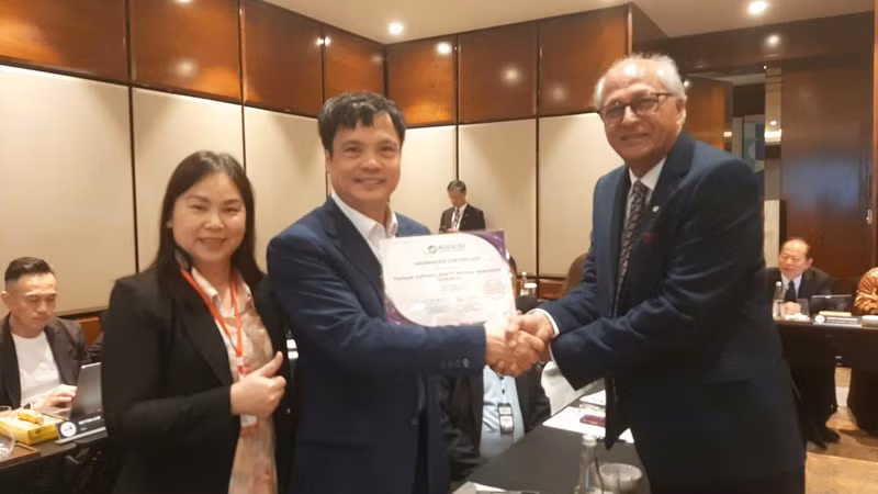 Nguyen Van Khoa (centro) es reelegido vicepresidente de ASOCIO por tercer mandato consecutivo. (Foto: VINASA)