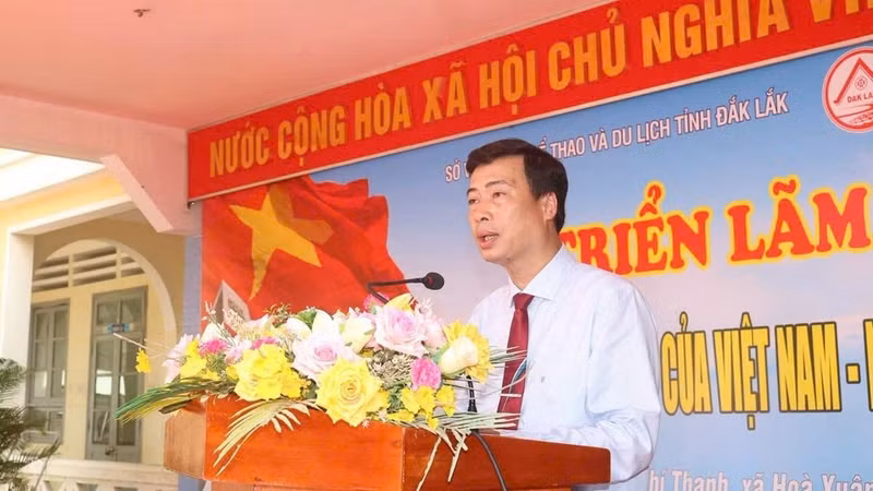Tran Hong Tien, director del Servicio de Cultura, Deportes y Turismo de la provincia de Dak Lak, habla en la exposición.