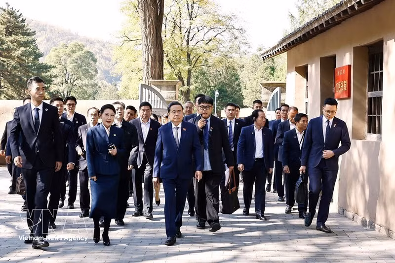 El presidente de la Asamblea Nacional, Tran Thanh Man, y la delegación vietnamita de alto nivel visitan la sala de reuniones de la Secretaría en el sitio histórico de Zao Yuan. (Foto: VNA)