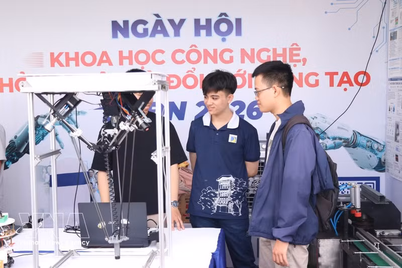 Estudiantes de la Universidad de Ciencia y Tecnología (Universidad de Da Nang) presentan productos tecnológicos. (Foto: Khoa Chuong/VNA)