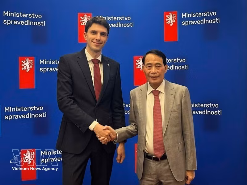 El viceministro de Seguridad Pública de Vietnam Le Quoc Hung, se reúne con Adam Simice, viceministro de Justicia checo responsable del derecho europeo y la cooperación internacional. (Foto: VNA)