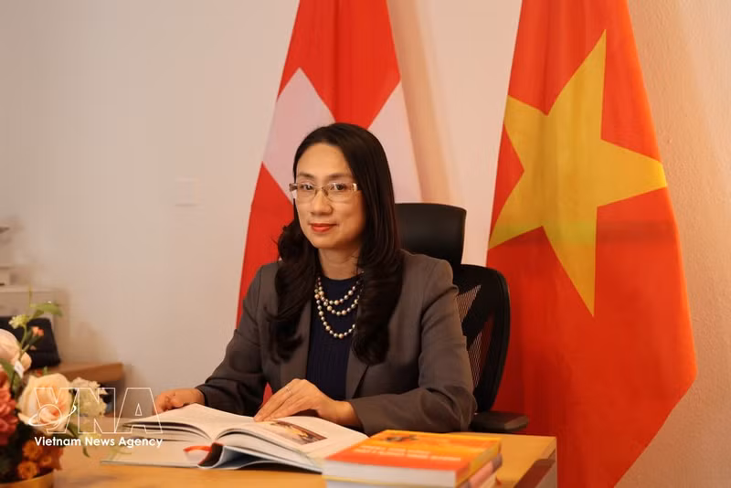La embajadora de Vietnam en Suiza y concurrente en Liechtenstein, Chau Mai Anh, en la entrevista. (Foto: VNA)