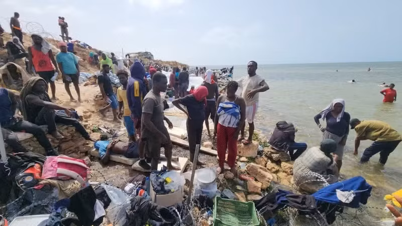 Migrantes en Ras Ajdir, zona fronteriza entre Libia y Túnez. (Foto: THX)