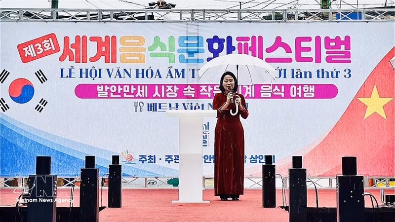 La consejera vietnamita Nguyen Thi Thai Binh interviene en la cita. (Foto: VNA)