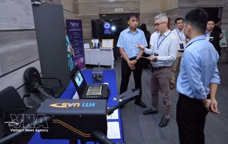 Diez productos de tecnología digital con las marcas "Hecho en Vietnam" y "Hecho en Australia" fueron presentados en un foro de cooperación para la inversión y el desarrollo de la tecnología digital y la IA entre ambos países. (Foto: VNA)