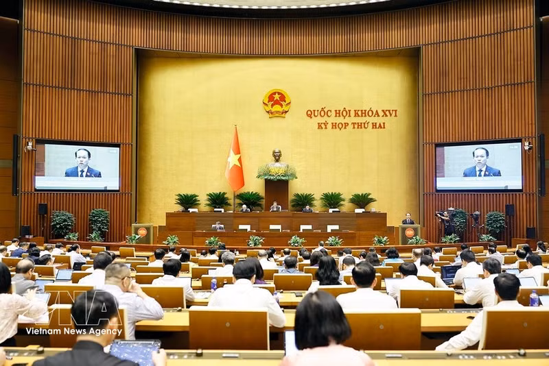 El ministro de Justicia, Hoang Thanh Tung, presenta propuestas para tres proyectos de ley: la Ley de Subasta de Activos (modificada), la Ley de Abogados (modificada) y la Ley de Adopción (modificada). (Foto: VNA)