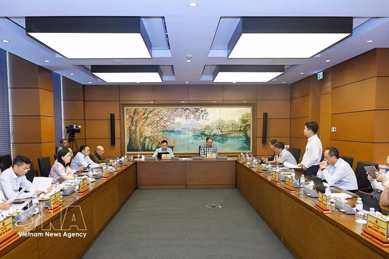 La delegación de la Asamblea Nacional de Hanoi participa en un debate en grupo. (Foto: VNA)