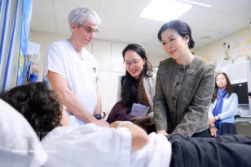 Ngo Phuong Ly, esposa del secretario general del Partido Comunista y presidente de Vietnam, To Lam, visitó el Hospital Universitario Infantil Reina Fabiola (HUDERF). Foto: VNA
