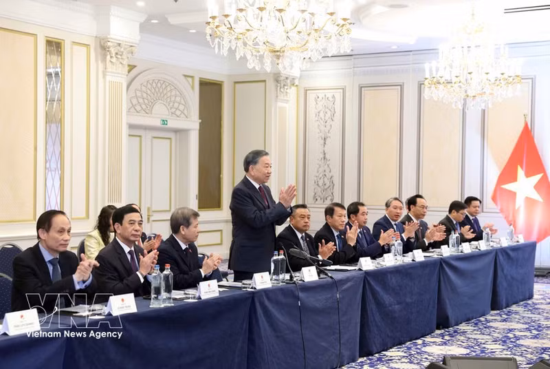 El secretario general del Partido Comunista de Vietnam y presidente del país, To Lam, y la delegación vietnamita se reúnen con expertos e intelectuales vietnamitas en Bélgica y Luxemburgo. (Foto: VNA)