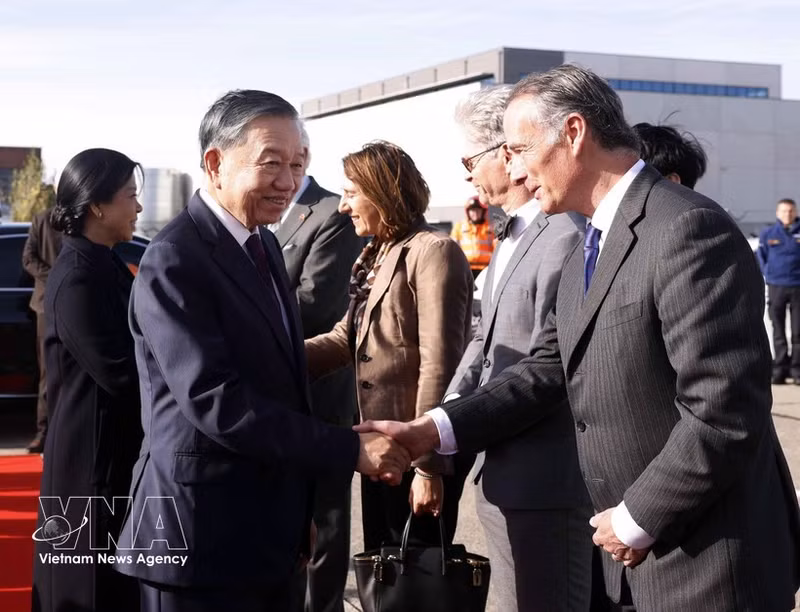 Funcionarios belgas despiden al líder vietnamita To Lam y a su esposa Ngo Phuong Ly en el aeropuerto militar de Melsbroek en Bruselas. (Foto: VNA)