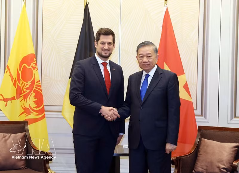 El secretario general del Partido Comunista de Vietnam y presidente de la República, To Lam, y el ministro-presidente de la región de Valonia, Adrien Dolimont. (Foto: VNA)