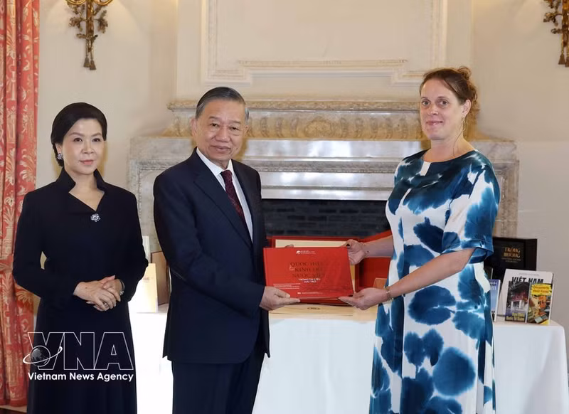 El secretario general del Partido Comunista de Vietnam y presidente de la República, To Lam, y su esposa entregan libros a la Biblioteca Real de Bélgica. (Foto: VNA)