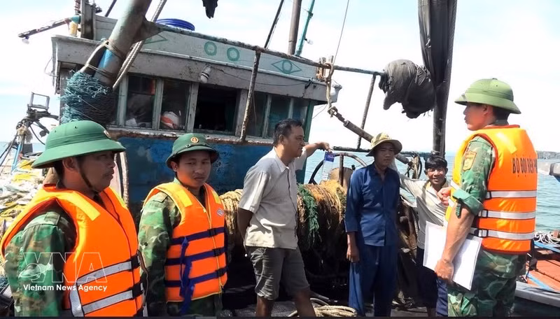 Personal de la Guardia Fronteriza de Quang Tri promueve la concienciación entre los pescadores sobre el cumplimiento de las normativas para combatir la pesca ilegal, no declarada y no reglamentada. (Foto: VNA)