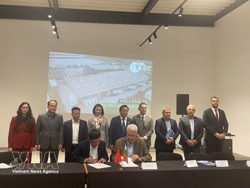En la firma de una carta de intenciones para la cooperación entre ambas partes en el Foro Empresarial Bulgaria-Vietnam. (Foto: VNA)