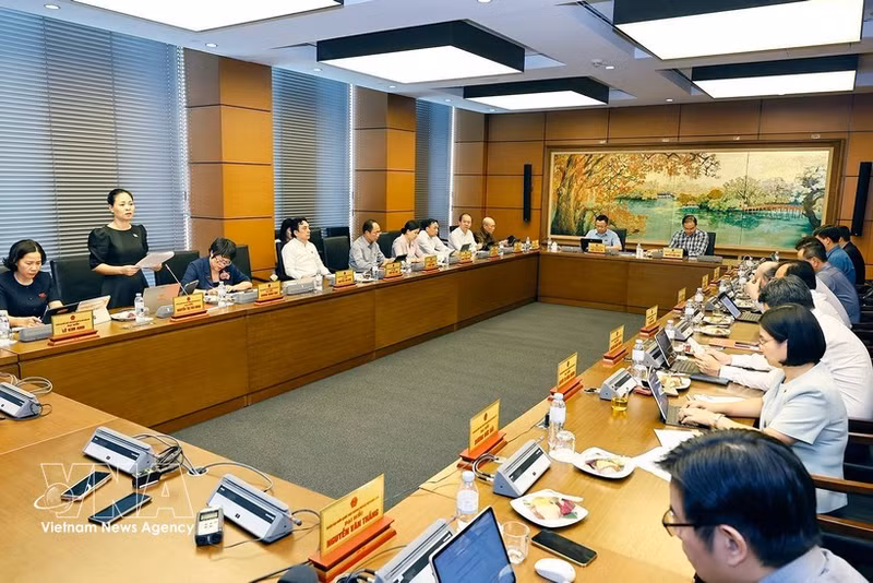 La delegación de la Asamblea Nacional de la ciudad de Hanoi mantiene una reunión de debate. (Foto: VNA)