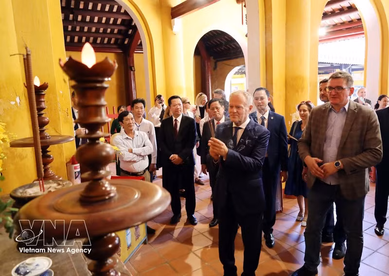 El primer ministro polaco, Donald Tusk, visita lugares históricos y culturales en el casco antiguo de Hoi An. (Foto: VNA)