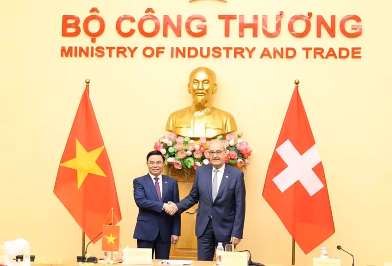 El ministro de Industria y Comercio de Vietnam, Le Manh Hung, y el presidente y ministro del Departamento Federal de Asuntos Económicos, Educación e Investigación de Suiza, Guy Parmelin. (Foto: Ministerio de Industria y Comercio)