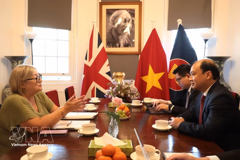 El vicedirector permanente de la Academia Nacional de Política Ho Chi Minh, Le Hai Binh, se reúne con la presidenta del Partido Comunista de Gran Bretaña en Londres. (Foto: VNA)