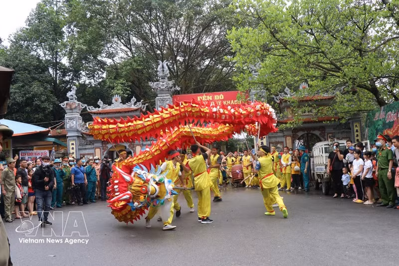 El festival anual del templo Den Do conmemora el día de la coronación del rey Ly Thai To (Ly Cong Uan). La provincia de Bac Ninh está preparando un expediente científico para presentarlo a la Unesco en honor a la figura histórica y cultural de Ly Cong Uan. (Foto: VNA)