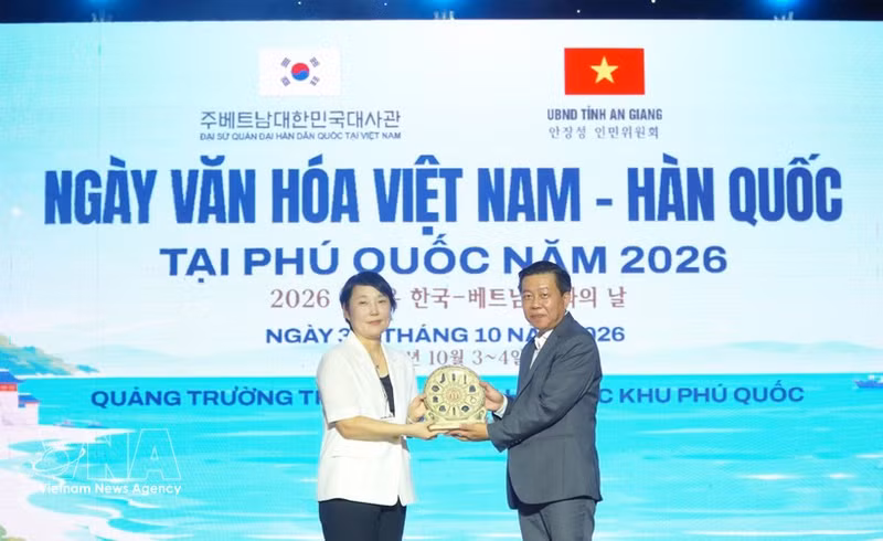 Funcionario del Servicio de Cultura y Deportes de la provincia de An Giang entregan obsequios a Park Chan A, primera secretaria de la Embajada de Corea del Sur en Vietnam y directora del Centro Cultural Surcoreano. (Foto: VNA)