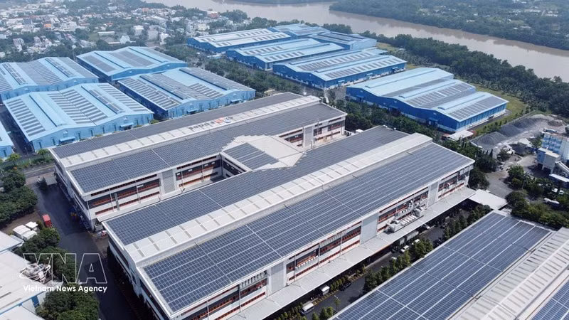 Sistema de energía solar en la azotea de la empresa Kizuna JV en el Parque Industrial Tan Kim (comuna de Can Giuoc, provincia de Tay Ninh). (Foto: VNA)