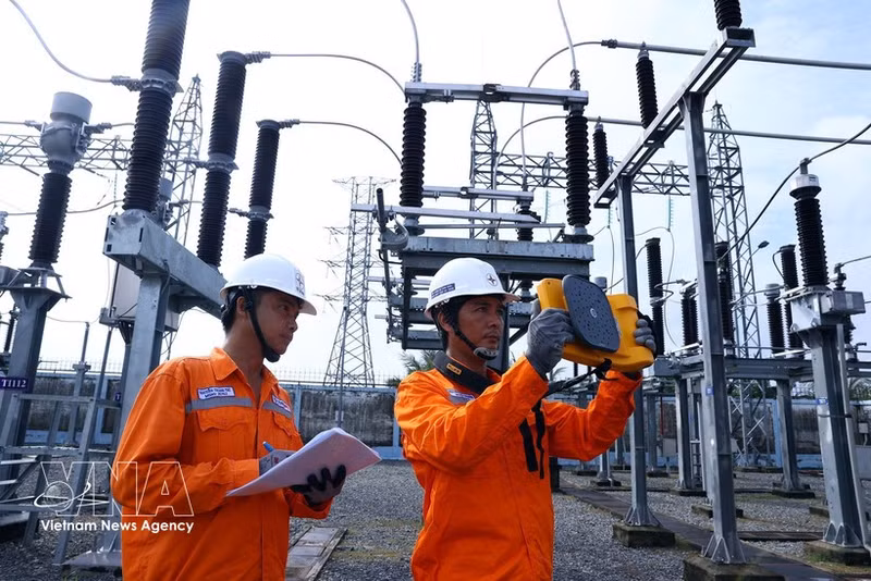 Trabajadores de la compañía eléctrica Can Giuoc (PC Tay Ninh) inspeccionan el sistema eléctrico en un subestación. (Foto: VNA)