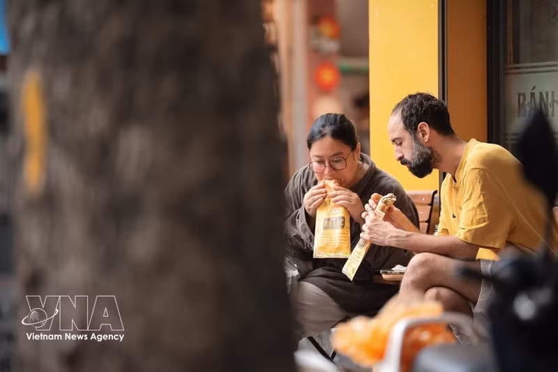 El banh mi vietnamita se ha convertido en un plato imprescindible para los turistas internacionales que exploran la gastronomía de Hanói. (Foto: VNA)