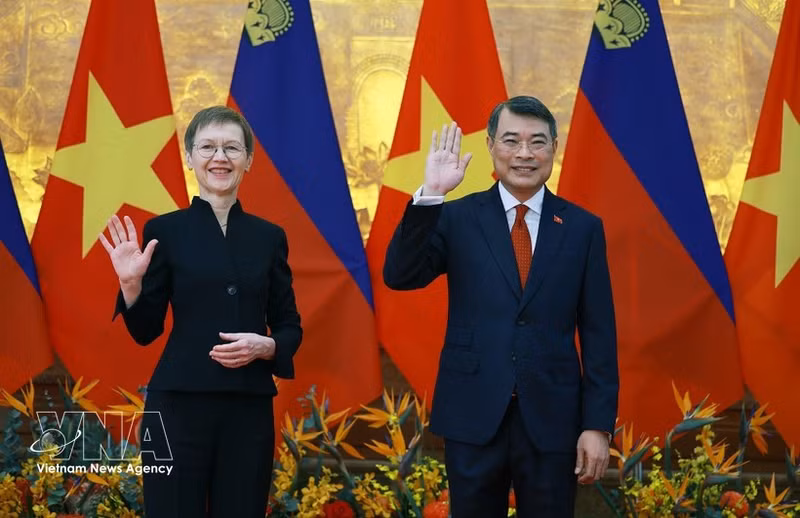 La primera ministra de Liechtenstein, Brigitte Haas, y su homólogo vietnamita, Le Minh Hung. (Foto: VNA)