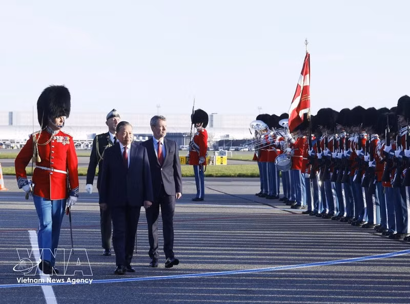 El secretario general y presidente To Lam y el rey Frederik X pasan revista a la guardia de honor. (Foto: VNA)