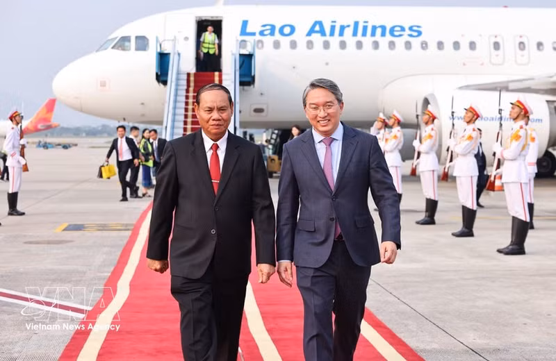 Recepción de Vilay Lakhamfong, miembro del Buró Político y permanente del Secretariado del Comité Central del Partido Popular Revolucionario de Laos, en el Aeropuerto Internacional de Noi Bai, Hanoi. (Foto: VNA)