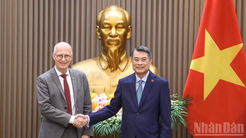 El primer ministro de Vietnam, Le Minh Hung, y Peter Tschentscher, alcalde y primer burgomaestre de Hamburgo. (Foto: Nhan Dan)