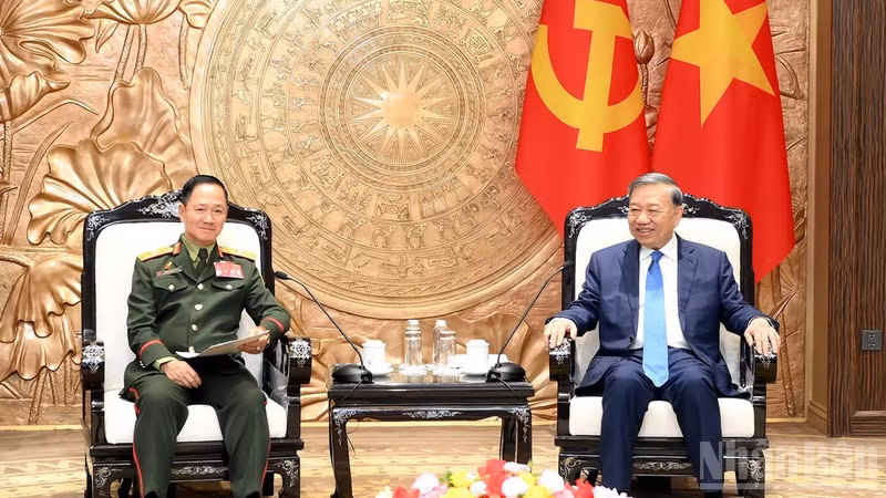 El secretario general del PCV y presidente de la República, To Lam, y el general Khamlieng Outhakaisone, miembro del Buró Político del Partido Popular Revolucionario de Laos (PPRL), vicepremier y ministro de Defensa de ese país (Foto: Nhan Dan)
