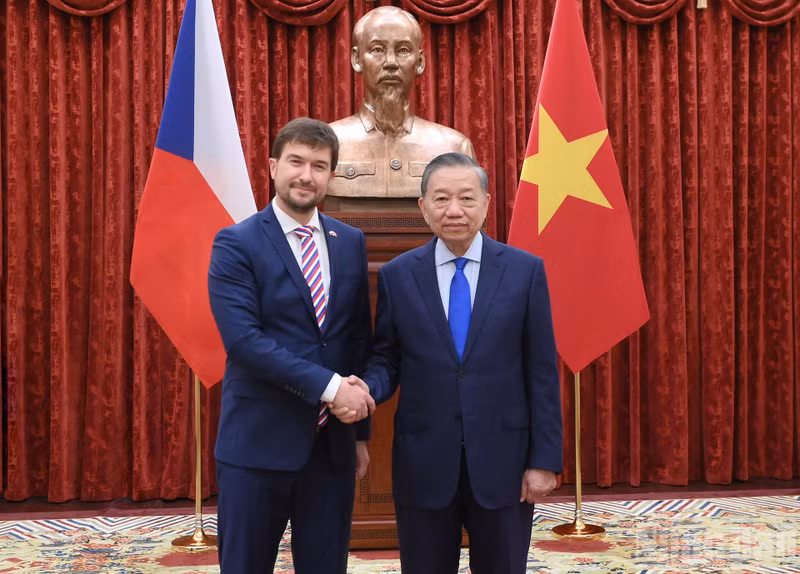 El secretario general del Partido Comunista y presidente de Vietnam, To Lam, y el embajador checo Lukáš Kaucký. (Foto: Nhan Dan)