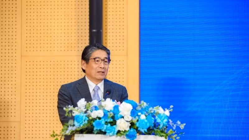 Ito Naoki, embajador de Japón en Vietnam, habla en el evento.