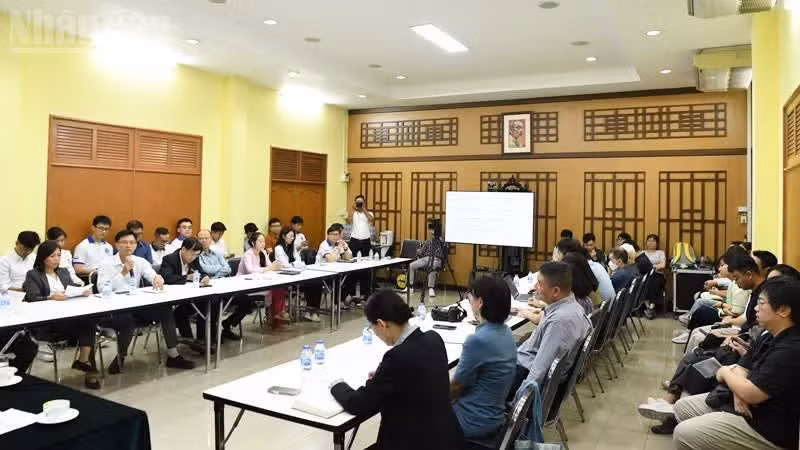 Intelectuales y estudiantes vietnamitas en Tailandia debaten sobre el potencial de cooperación entre ambos países. (Foto: Minh Thang)