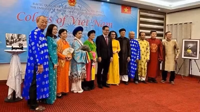 Diseños del “Ao dai” (túnica tradicional vietnamita) típicos de las tres regiones de este país se presentan en el programa “Colores de Vietnam”, destinado a fortalecer los intercambios pueblo a pueblo y el entendimiento mutuo con Filipinas. (Foto: Embajada de Vietnam en Filipinas).