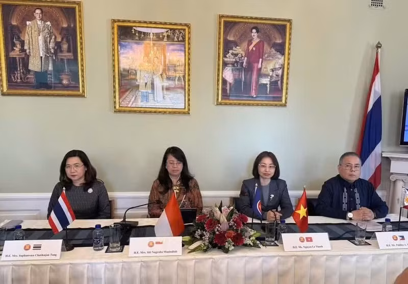 El embajador de Vietnam en Dinamarca, Nguyen Le Thanh (segundo a la derecha) y los de otros países de la Asean copresiden el seminario “Asean-Dinamarca: Cooperación por el futuro”. (Foto: Embajada de Vietnam en Dinamarca)
