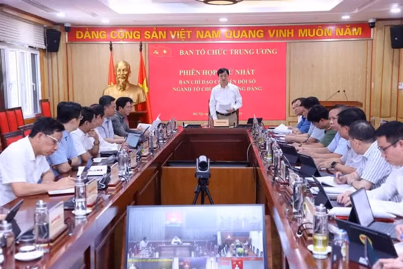 El miembro del Buró Político, secretario del Comité Central del PCV y jefe de su Comisión de Organización, Nguyen Duy Ngoc, habla en la cita (Foto: VNA)
